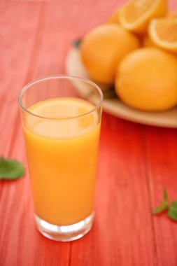 Masada bir bardak taze portakal suyu var.