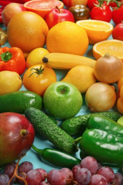 Meyve ve sebze yapılmış yaratıcı kompozisyon