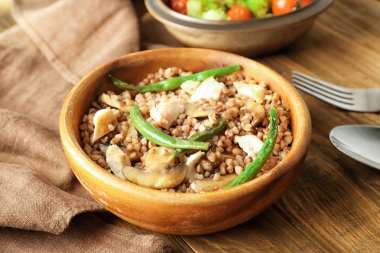 Buğday lapası, sebze ve et kase 