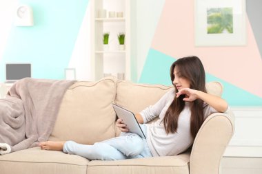 tablet kanepe evde olan kadın