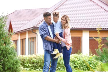 Mutlu aile evlerinin yakınındaki avluda