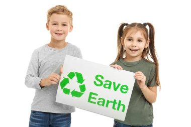 Küçük çocuk poster beyaz arka plan üzerinde tutarak. Dünya kavramı kaydetmek