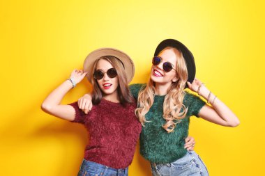 İki mutlu hippi kız renk arka plan üzerinde