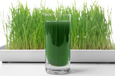 Filizlenmiş buğday çimen ve sağlıklı suyu çekim 