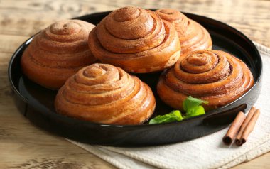 Plaka tatlı tarçın ile masaya rulo