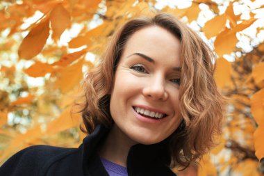 Dışarıda gülümseyen güzel bir kadın