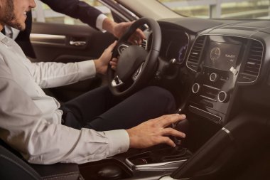 Yeni araba Bayilik Merkezi içinde oturan genç adam