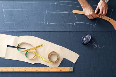 Genç terzi Tekstil ile çalışma