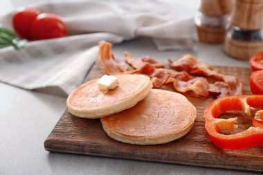 Pankek ve pastırma ahşap tahta üzerinde ile lezzetli kahvaltı