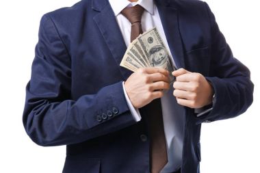 Beyaz arka plan üzerinde closeup cebinde para koyarak resmi elbiseli adam