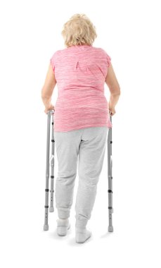 Çerçeve beyaz arka plan üzerinde yürüme ile yaşlı kadın