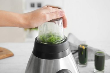 Kadın buğday çimen suyu blender ile yapma