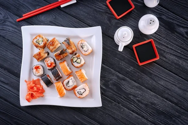 Komposition mit schmackhaften Sushi-Rollen auf dem Tisch — Stockfoto