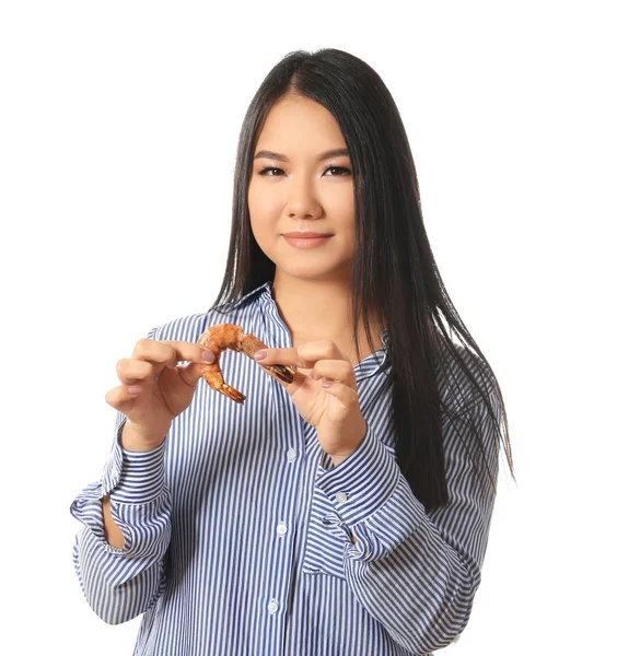 Hermosa mujer asiática comiendo camarones sobre fondo blanco — Foto de Stock