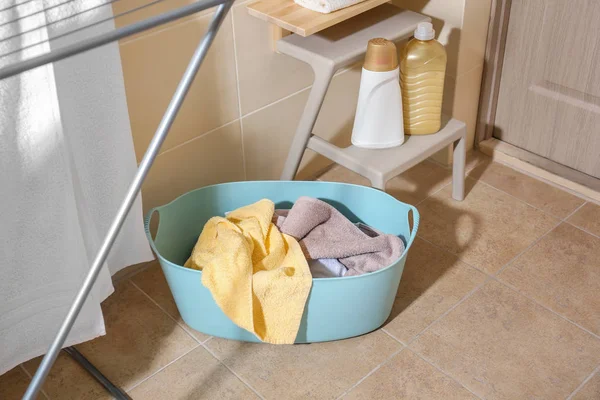 Basket with laundry on floor in bathroom — Stock Photo, Image