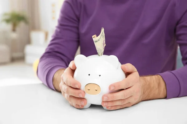 Ember tartja a piggy bank pénzt, Vértes — Stock Fotó