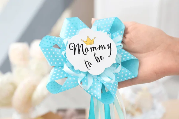 Woman holding award ribbon with text MOMMY TO BE — Stock Photo, Image