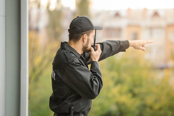 Αρσενικό φρουρά ασφαλείας χρησιμοποιώντας Φορητές ραδιο συσκευή αποστολής σημάτων σε εξωτερικούς χώρους — Φωτογραφία Αρχείου