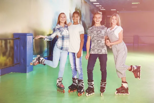 Groupe d'adolescents à la patinoire à roulettes — Photo