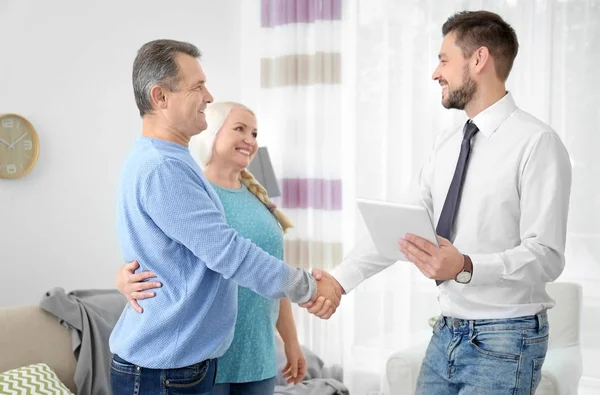 Male insurance agent with clients in office — Stock Photo, Image