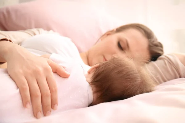 젊은 엄마와 집에서 침대에 자 고 귀여운 아기 — 스톡 사진