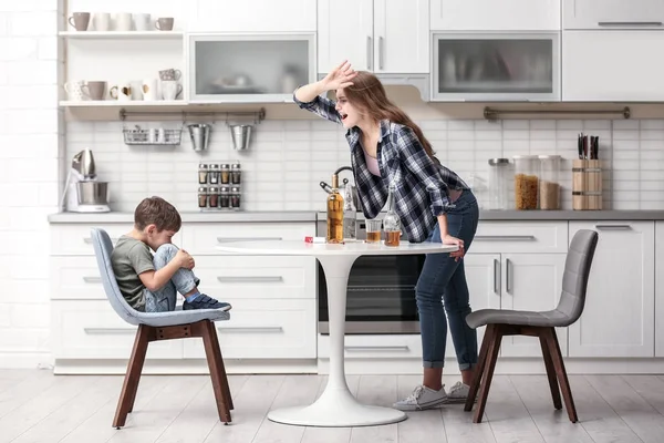 Mujer borracha amenazando a su hijo en la cocina — Foto de Stock