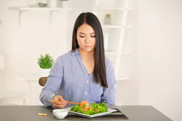 美丽的亚洲女人在餐桌上吃虾 — 图库照片