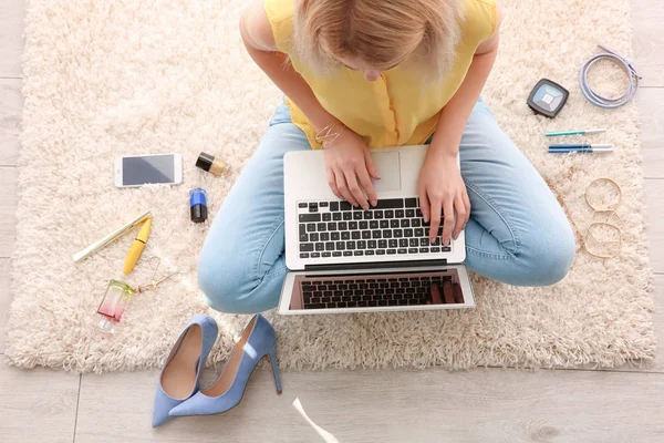 Mulher usando laptop em casa — Fotografia de Stock