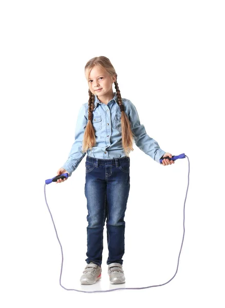 Bonito menina brincando com pulando corda no fundo branco — Fotografia de Stock