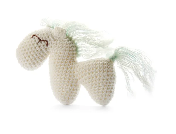 Симпатичные вязаные лошадиные игрушки на белом фоне — стоковое фото