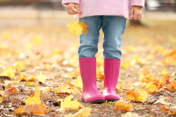 秋の公園で少女の足 — ストック写真