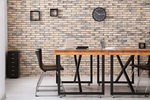 Современный офисный интерьер с деревянными столами и стульями — стоковое фото