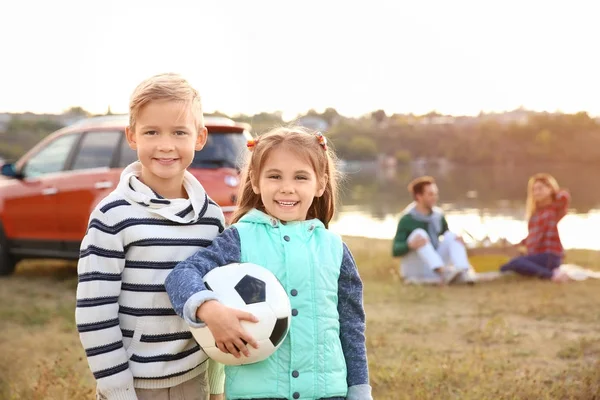 Roztomilé děti s míčem, venku — Stock fotografie