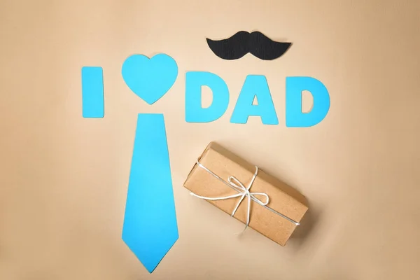 Samenstelling met waarschuwingszin I Love papa en cadeau voor vaderdag op Kraft papier — Stockfoto