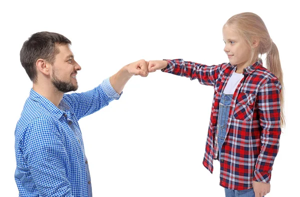 Linda niña y su padre golpeando puños sobre fondo blanco — Foto de Stock