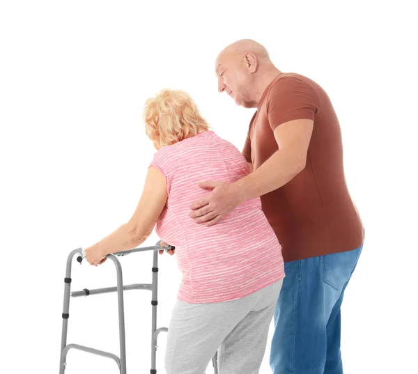 Osoby w podeszłym wieku pary z chodzeniem klatek na białym tle — Zdjęcie stockowe