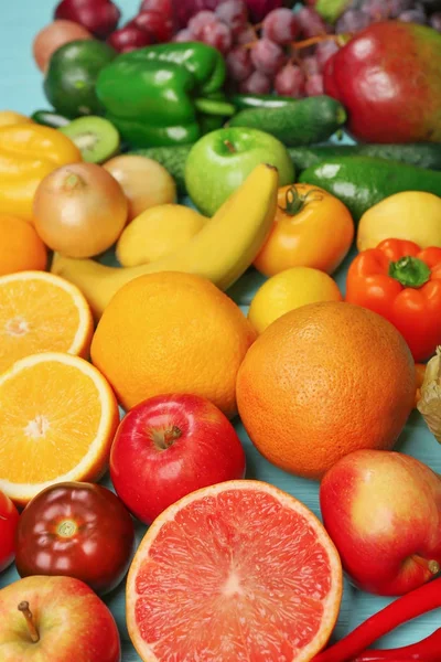 Composição criativa feita de frutas e legumes — Fotografia de Stock