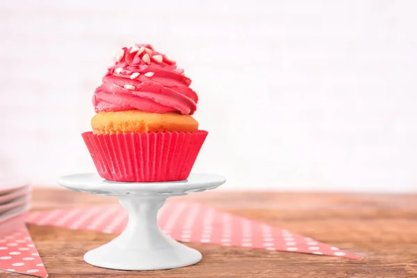 Suporte Cerâmica Com Delicioso Cupcake Mesa — Fotografia de Stock