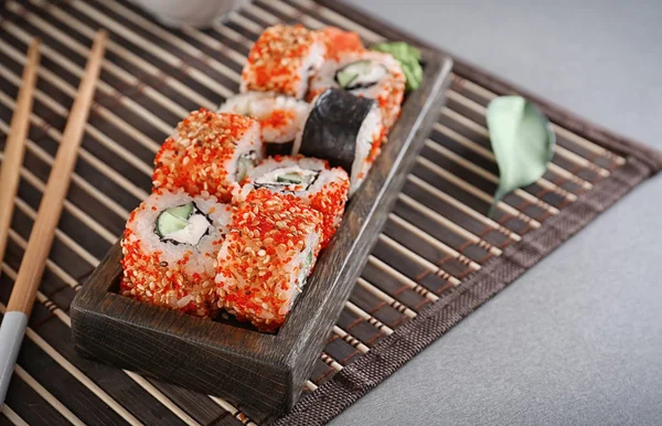 Chutné sushi rohlíky na stůl — Stock fotografie