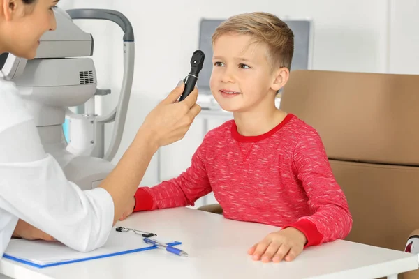 Ögonläkare inspektera ögat fundus i lilla barnet i klinik — Stockfoto