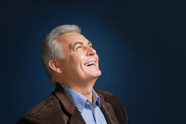 Щасливий старший чоловік у блістері на кольоровому фоні — стокове фото