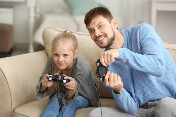 Ο πατέρας και η μικρή κόρη του παίζοντας videogame στο σπίτι — Φωτογραφία Αρχείου