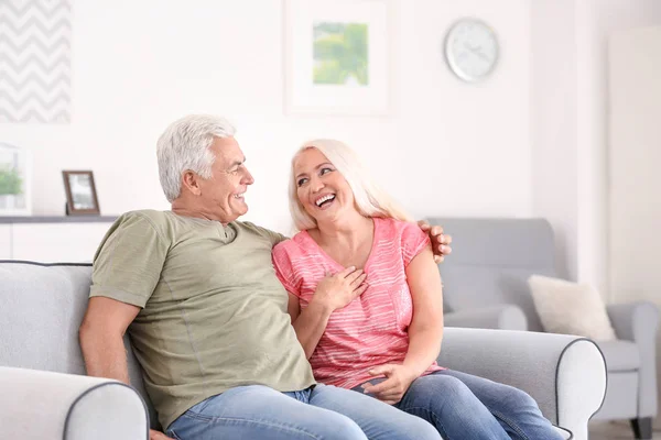 Pareja madura en habitación cómoda —  Fotos de Stock