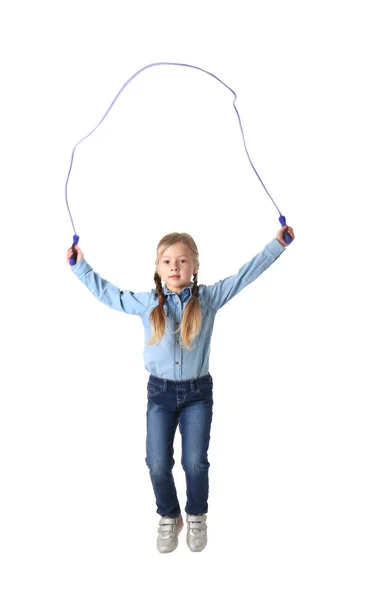 Carino bambina che gioca con corda di salto su sfondo bianco — Foto Stock