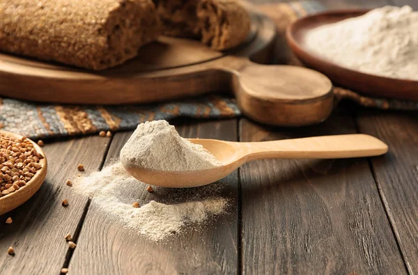 Cucchiaio di legno con farina di grano saraceno — Foto Stock