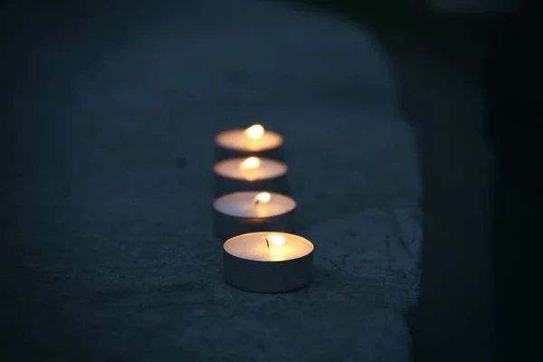 Brennende Kerzen auf Zement im Freien — Stockfoto