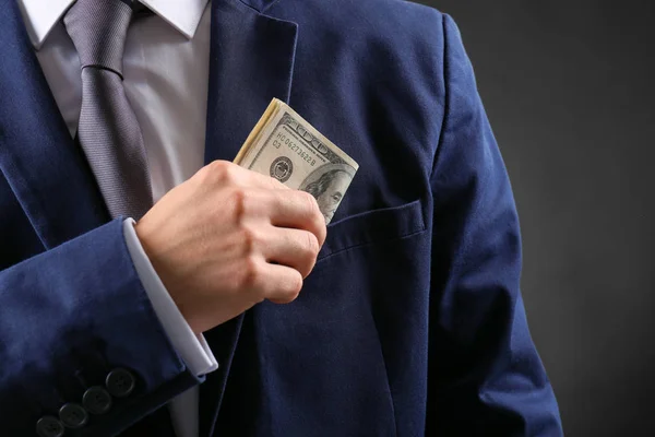 Homem em processo formal colocando dinheiro — Fotografia de Stock