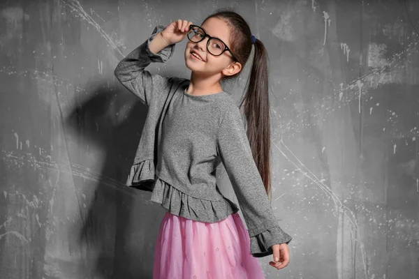 Menina elegante adorável posando no fundo cinza — Fotografia de Stock