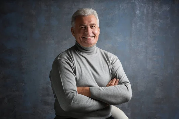 Knappe man van de senior in casual kleding op grijze achtergrond — Stockfoto