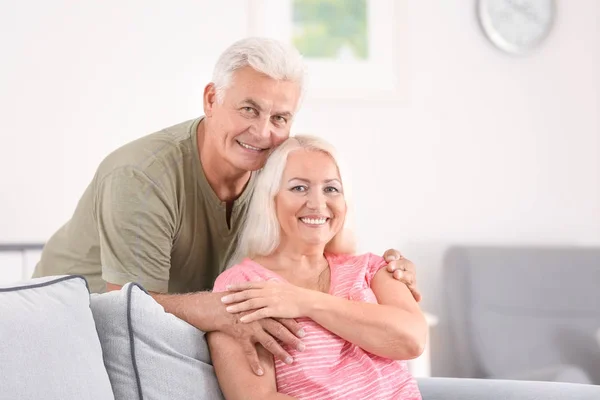 Pareja madura en habitación cómoda —  Fotos de Stock